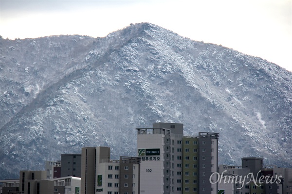 22일 아침 창원 둘레 산에 눈이 쌓여 있다.
