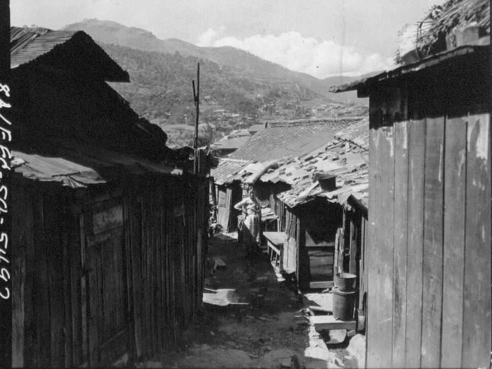 1950. 8. 4. 전쟁 중 판자촌 마을.