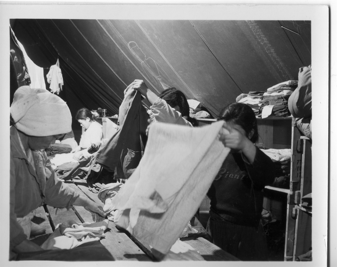 1954. 3. 3. 한국의 여인들이 미군부대 곁에서 세탁일을 하고 있다.