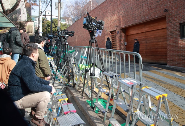 법원이 이명박 전 대통령의 구속 전 피의자 심문(영장실질심사)을 서류심사로만 진행하기로 한 22일 오전 서울 강남구 이명박 전 대통령의 자택 앞에서 취재기자들이 대기하고 있다. 