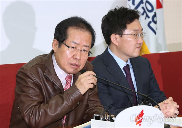 자유한국당 홍준표 대표가 22일 오전 서울 여의도 당사에서 열린 제2기 혁신위원회 혁신안 발표에 참석해 인사말 하고 있다. 