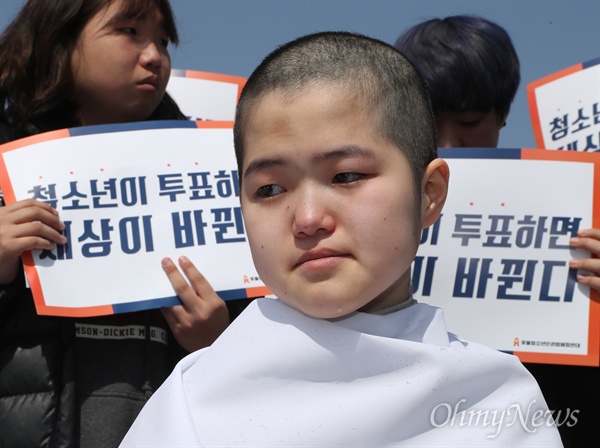 선거연령 하향 촉구 삭발 촛불청소년인권법제정연대 회원들이 2018년 3월 22일 서울 여의도 국회 정문에서 열린 선거연령 하향 촉구 농성 돌입 기자회견에서 삭발 후 눈물을 흘리고 있는 모습. 