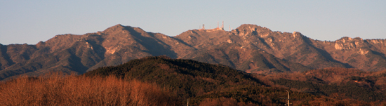 팔공산 전경 동화사는 임진왜란 당시 대구 의병군이 부인사에, 대구 관군이 동화사에 본부를 차린 곳이다. 사명대사도 영남 승군 본부를 동화사에 차렸다. 동화사에는 사명대사의 초상과 영남의승군본부를 말해주는 현판(영남치영아문)이 지금도 남아 있다. 하지만 이 사실을 아는 사람은 별로 없다. 특히 산남의진군의 우재룡이 동화사를 본부로 팔공산 일대에서 유격전을 펼친 사실을 아는 이는 더욱 없다. 또 1919년 3월 28일 동화사의 청년 승려들이 경내 심검당에 모여 독립만세운동을 일으킬 것을 결의한 사실도 별로 알려지지 않았다. 심검당 앞 안내판도 그 사실에 대해서는 언급이 없다.