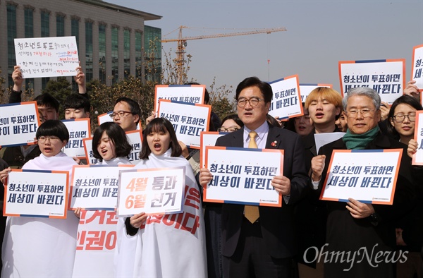 지난 3월 22일 서울 여의도 국회 정문에서 열린 촛불청소년인권법제정연대의 선거연령 하향 촉구 농성 돌입 기자회견에 우원식 당시 더불어민주당 원내대표와 김동철 당시 바른미래당 원내대표가 참석하고 있다. 