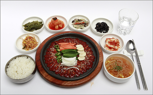 한국도로공사(사장 이강래)가 '휴게소 밥은 맛이 없다'는 편견 깨기에 나섰다. 사진은 경부고속도로 금강휴게소(부산방향) 향토특색메뉴인 도리뱅뱅정식.