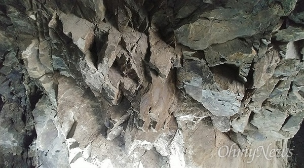 부산 강서구 대항동 새바지 인공동굴의 내부 모습. 1940년대 초 일제가 강원도 탄광 노동자를 동원해 팠다고 전해지는 이 동굴의 내부의 벽면은 뾰족뾰족한 돌로 되어 있다. 