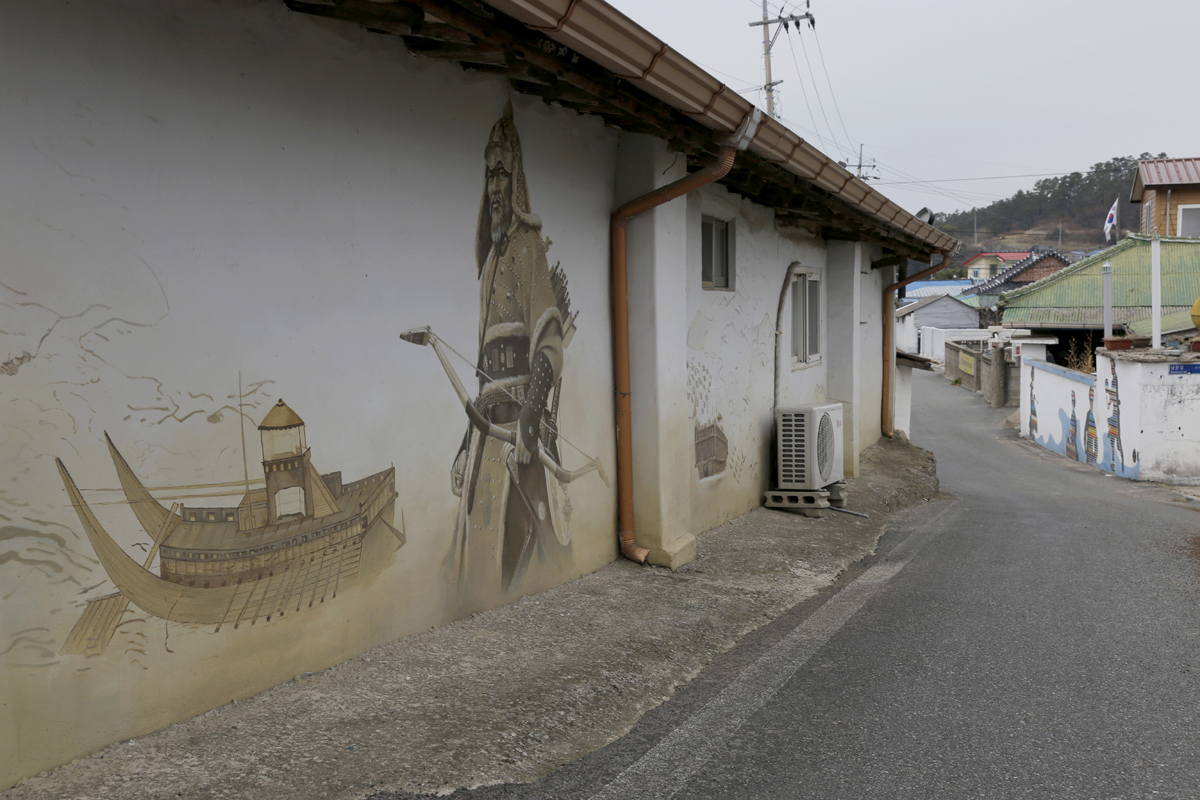 문화예술마을로 변신한 해남 우수영 마을의 담장 벽화. 바다를 지키는 이순신의 모습을 표현하고 있다.