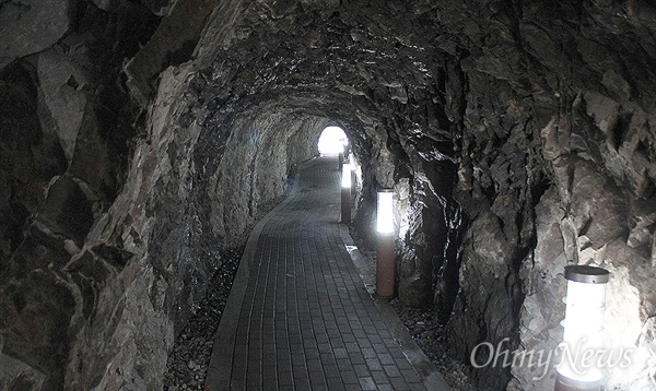 부산 강서구 대항동 새바지 인공동굴. 마을을 향해 난 3개의 입구는 안 쪽에서 하나로 합쳐져 반대쪽 해안으로 이어지는 약 50m 길이로 되어 있다. 