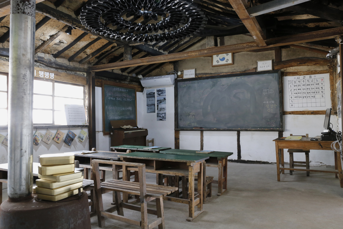 생활사 갤러리의 옛 초등학교 교실. 추억속에 아련한 오래된 책걸상과 난로, 도시락, 검정고무신, 풍금 등을 만날 수 있다.