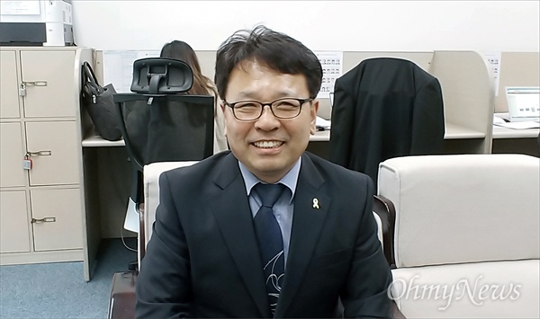 촛불시민 오광영 씨가 22일 예비후보 등록을 마치고 대전시의회 기자실을 찾았다. 그는 이번 6.13지방선거에서 더불어민주당 후보로 유성 제2선거구에 도전한다.