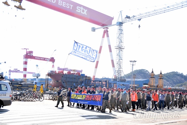 전국금속노동조합 STX조선지회는 22일 오후 공장 안에서 "생존권 사수, 경영진 규탄 결의대회"를 열었다.