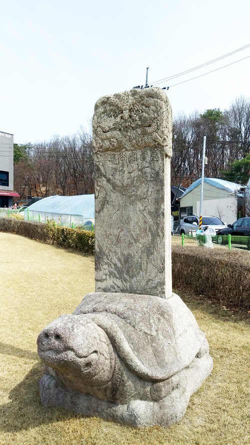 임금이나 종이품 이상 벼슬아치의 무덤 앞이나 근처 길목에 세워 죽은 사람의 업적을 기리는 비석인 신도비. 안맹담 신도비는 조선 시대 사대부들의 것 중 최초의 귀부 이수형 신도비로 정교한 조각과 글씨가 잘 남아 있는 중요한 자료라고.
