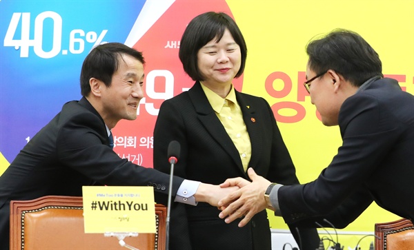  한병도 청와대 정무수석(왼쪽)이 22일 오후 국회를 방문해 정의당 이정미 대표(가운데) 등 당직자와 악수하고 있다.