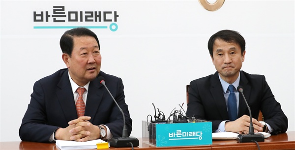 한병도 청와대 정무수석(오른쪽)이 22일 오후 국회를 방문해 대통령 개헌안을 전달하고 설명하기 위해 바른미래당을 찾아 박주선 공동대표의 이야기를 듣고 있다. 
