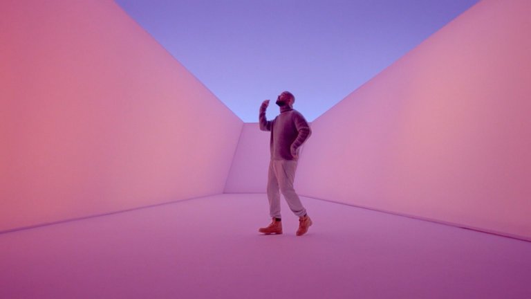  2015년 드레이크의 히트 싱글 'Hotline bling'의 뮤직비디오 속 한 장면.