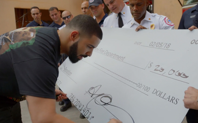  마이애미 소방당국에 기부금을 전달하는 드레이크