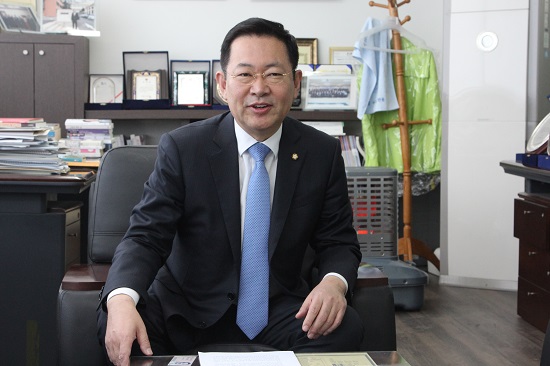 박남춘 의원은  이번 지방선거 때 유정복 인천시장이 가장 두려워 할 사람, 가장 안 만났으면 하는 사람이 출마해야 한다며, 자신이 적임자라고 했다.