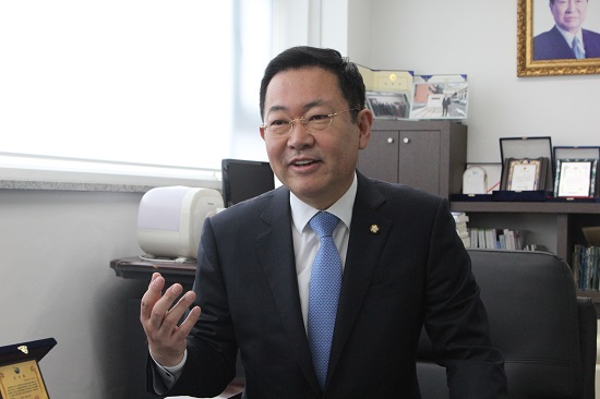 박남춘 의원은  이번 지방선거 때 유정복 인천시장이 가장 두려워 할 사람, 가장 안 만났으면 하는 사람이 출마해야 한다며, 자신이 적임자라고 했다.