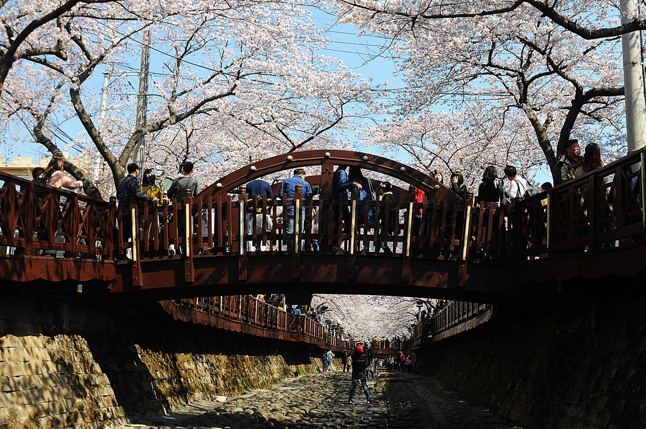 드라마 촬영 이후 로망스다리라고 이름 붙은 다리는 여좌천에서 가장 유명한 명소이다.