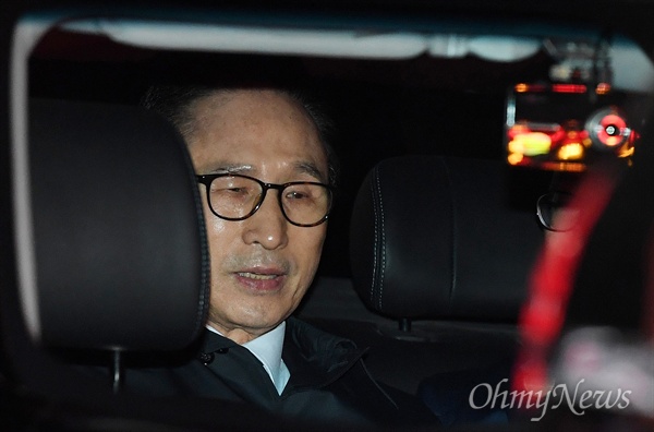 뇌물수수 등의 혐의로 구속영장이 발부된 이명박 전 대통령이 지난 3월 23일 오전 서울 강남구 논현동 자택에서 동부구치소로 압송되고 있다.
