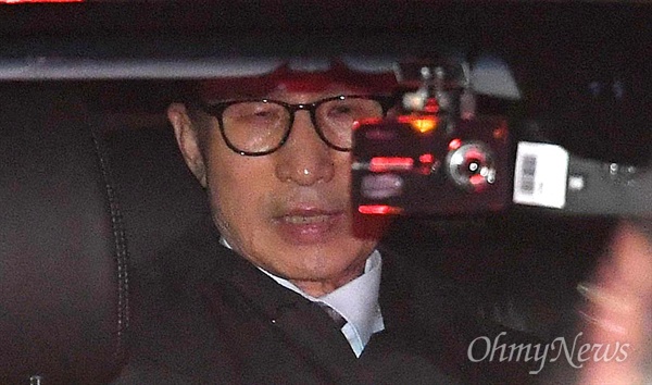 뇌물수수 등의 혐의로 구속영장이 발부된 이명박 전 대통령이 23일 오전 서울 강남구 논현동 자택에서 동부구치소로 압송되고 있다.