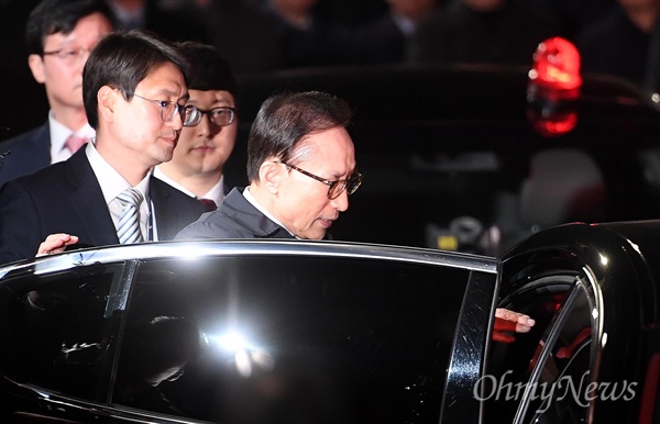 뇌물수수 등의 혐의로 구속영장이 발부된 이명박 전 대통령이 23일 오전 서울 강남구 논현동 자택에서 동부구치소로 압송되고 있다.