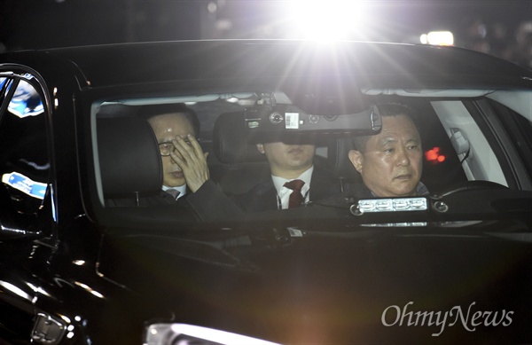 뇌물수수 등 혐의로 구속영장이 발부된 이명박 전 대통령이 지난 23일 오전 검찰 차량을 타고 서울동부구치소로 들어가고 있다. 
