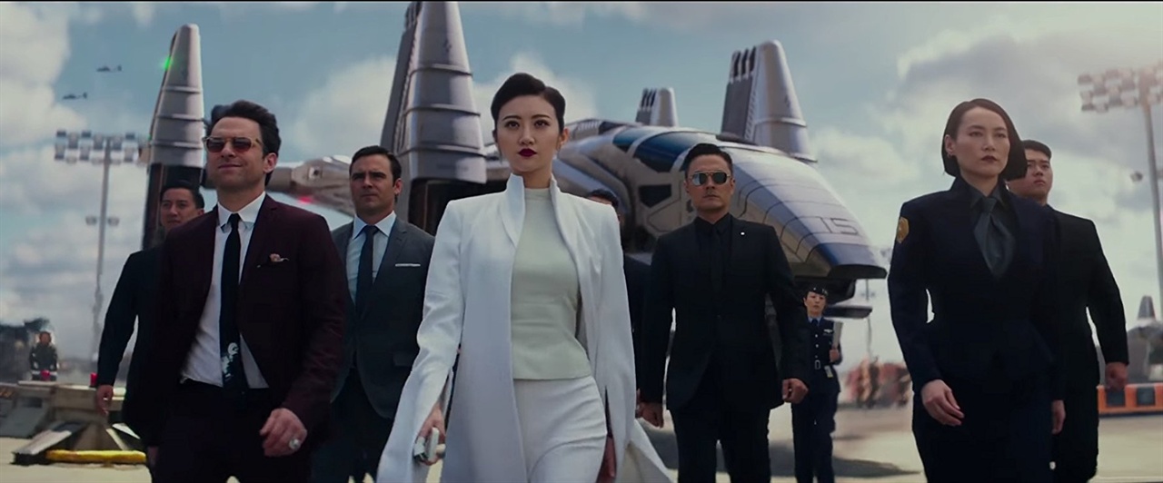  중국 배우 경첨은 거대거업의 CEO이자 예거 파일럿으로까지 등장한다.