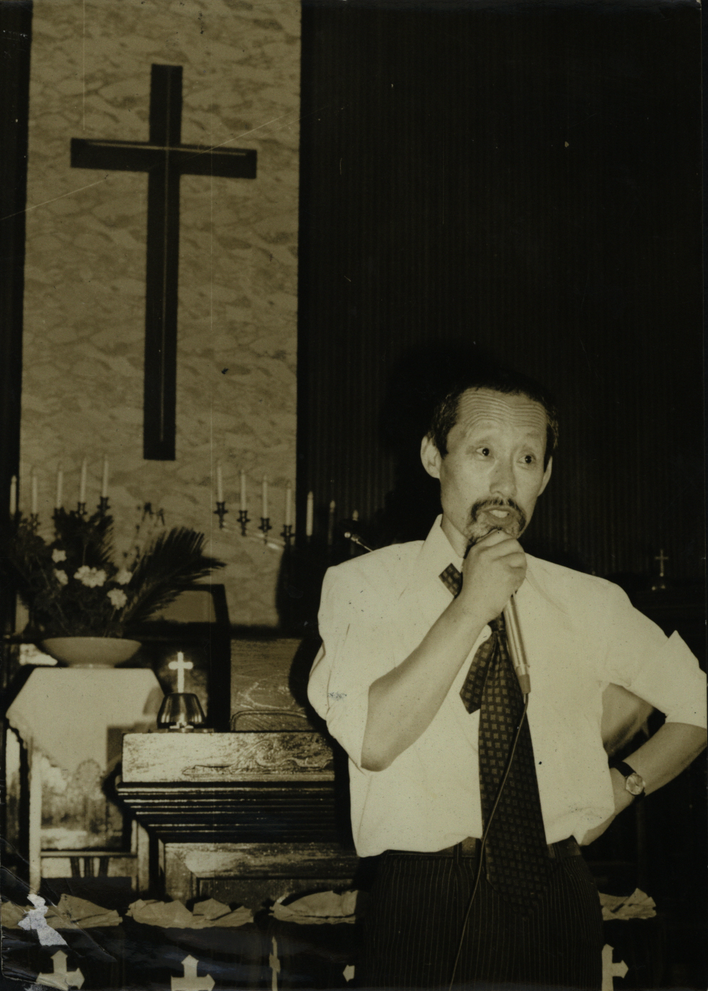 석방 직후 예배당에서 설교하는 문익환 목사의 모습.