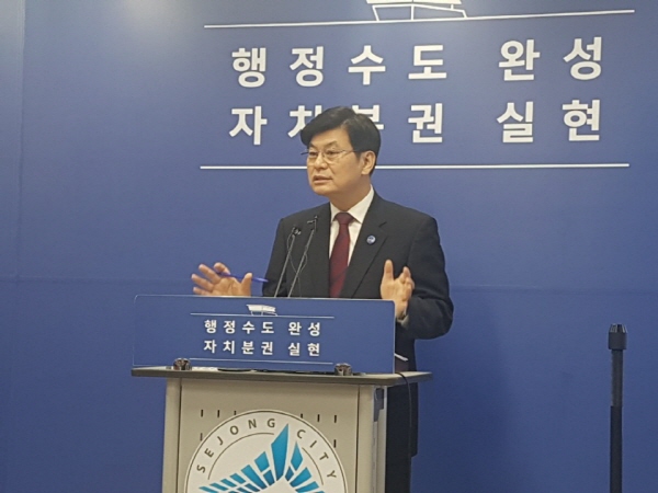 “이춘희 세종시장, 성희롱 발언 의혹 논란” 이춘희 세종시장은 자신을 둘러싸고 불거진 성희롱 발언 의혹과 관련해 “발언이 성희롱의 의도나 내용은 아니었지만, 마음에 불편함이 있었다면 그 점에 대해서는 죄송하다는 말씀을 드린다”고 말했다.