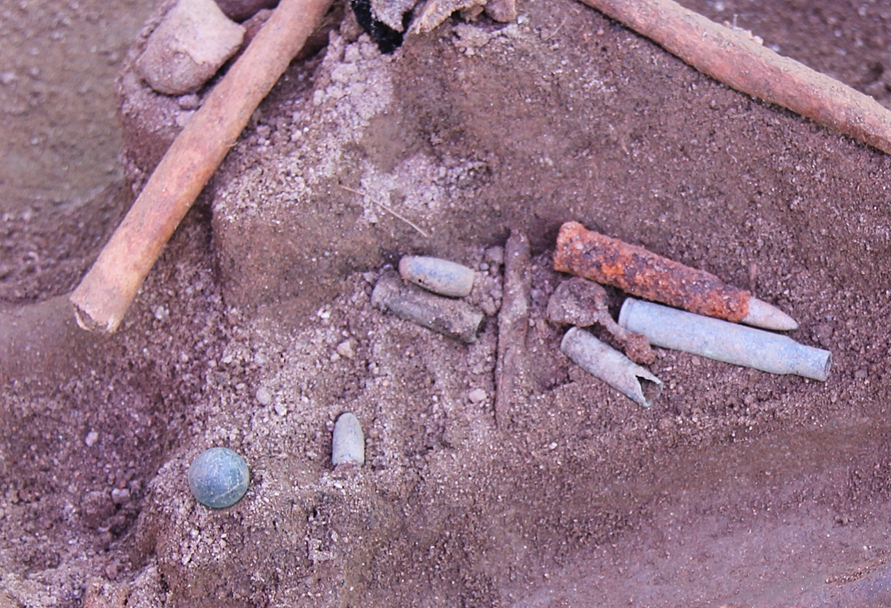 아산 유해발굴 현장에서 발굴된 희생자의 것으로 보이는 파란 구슬. 구슬 옆에는 10살 미만으로 보이는 아이의 뼈와 탄알, 탄피가 함께 발굴됐다. 발굴된 유해 대부분이 아이들과 부녀자다.  특히 두살 남짓한 영아의  뼈도
 발굴됐는데  박 씨의 당시 희생된 여동생은 갓 돌을 넘긴 때였다. 
