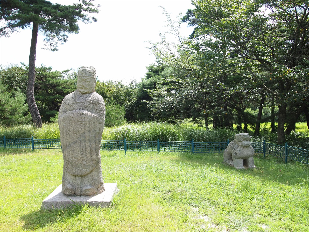 성덕왕릉에 설치된 관검석인상과 석사자상, 당나라 황릉 제도에서 본뜬 것이다.