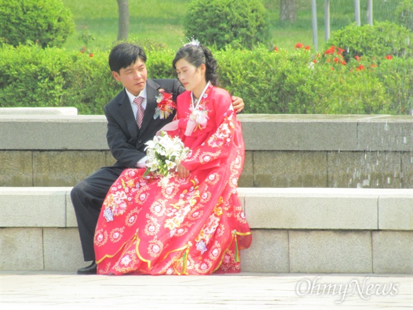2012년 5월 9일 평양, 내가 직접 만난 신혼부부 한 쌍. 결혼식을 마치고 사진을 찍고 있었다. 