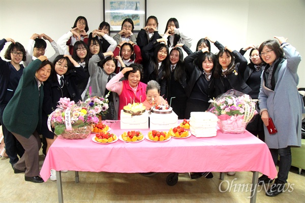 일본군위안부 피해자 김양주 할머니가 올해 95세 생일을 맞아, 23일 저녁 창원 마산우리요양병원에서 열린 잔치에서 창원 무학여고와 안남중학교 학생들이 함께 축하해주었다.