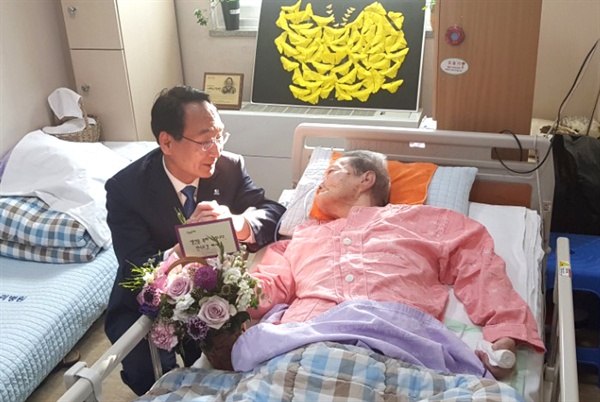 더불어민주당 권민호 경남지사 예비후보가 23일 마산우리요양병원을 방문해, 이날 생일을 맞은 일본군위안부 피해자 김양주 할머니를 찾았다.