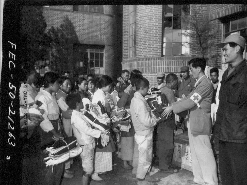 1950. 11. 2. 대한적십자사에서 피란민에게 구호물자를 나눠주고 있다.