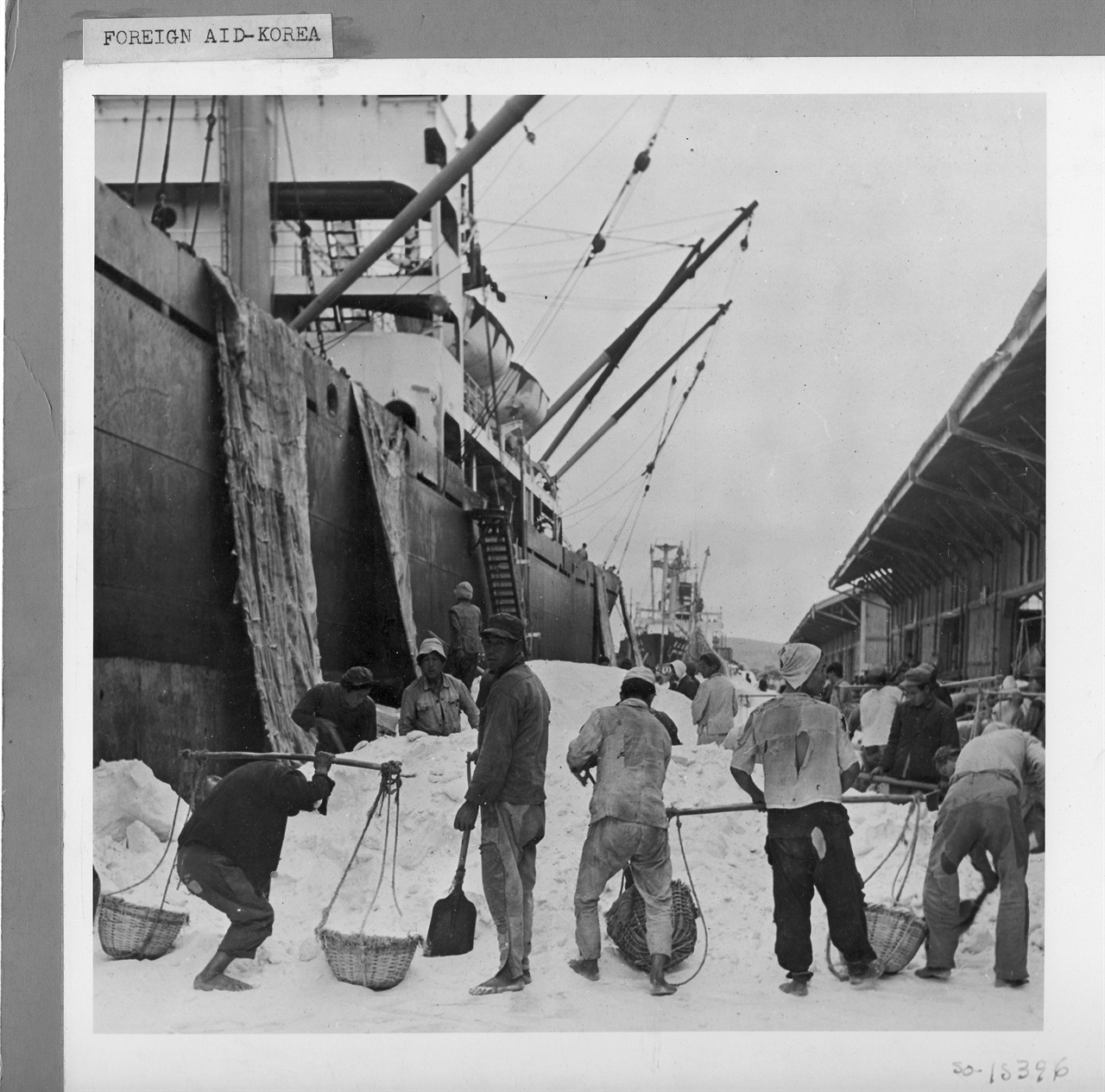  1950. 부산항 부두 노동자들이 미국 원조 물자를 등짐으로 나르고 있다.