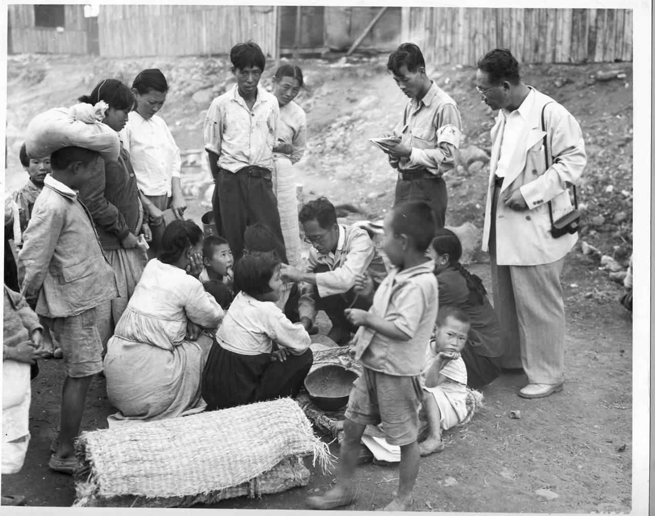 1950. 9. 부산, 시민들이 양곡을 배급받고 있다.