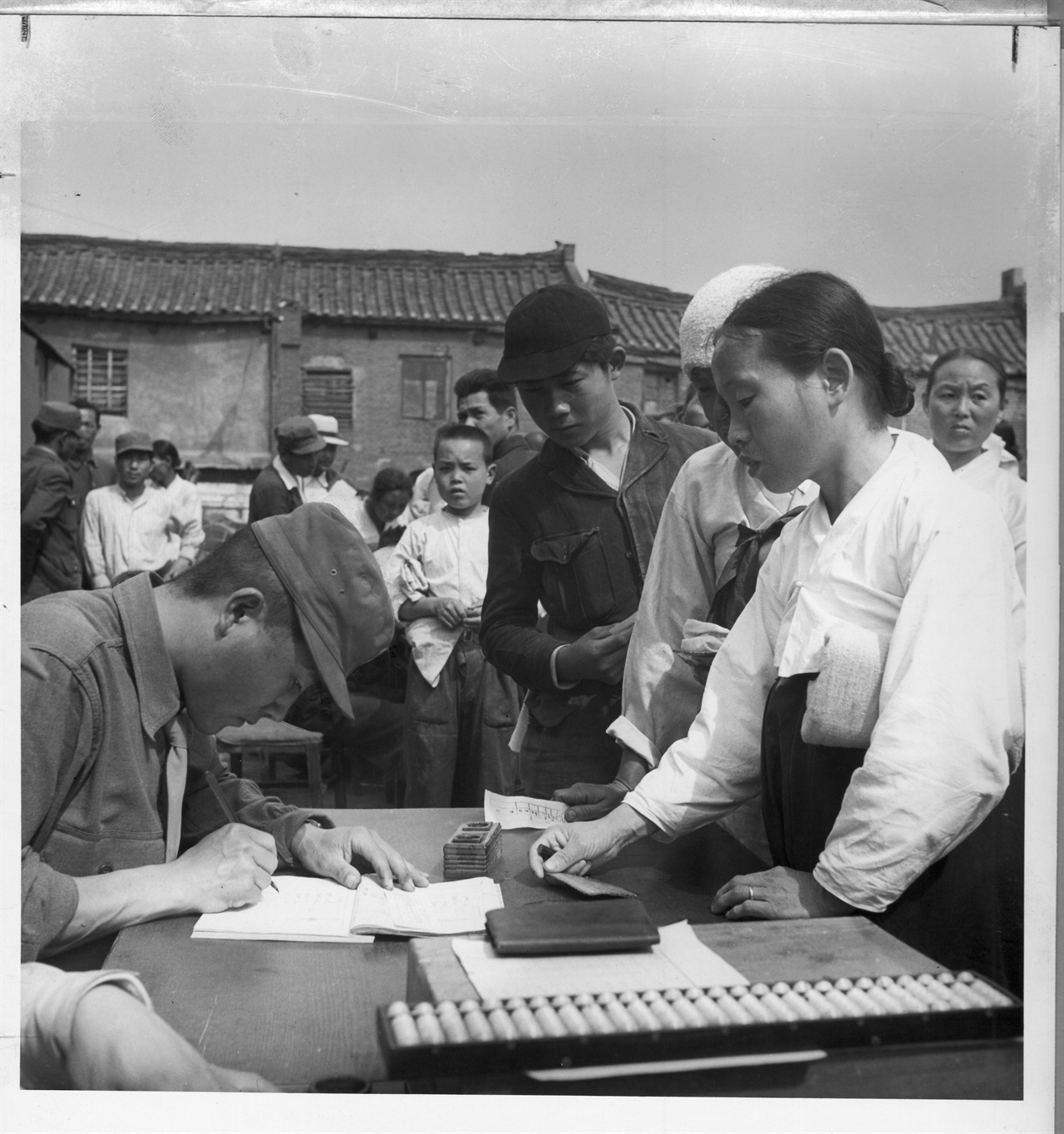 1951. 6. 서울, 한 주민이 양곡을 배급받고 있다.