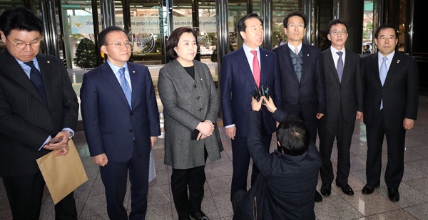 19일 오후 김성태 원내대표(가운데) 등 자유한국당 원내지도부가 서대문구 경찰청을 항의 방문하고 있다. 
이들은 경찰의 울산시청 압수수색은 '6·13 지방선거'를 앞둔 '야당 탄압'이라고 주장했다. 