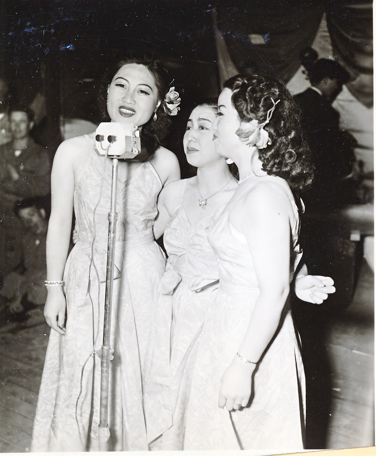 1952. 5. 17. 한국군 소속 연예단원 중 사랑스러운 세 자매들이 미 해병1사단 장교클럽 개업 축하파티장에서 공연하고 있다.