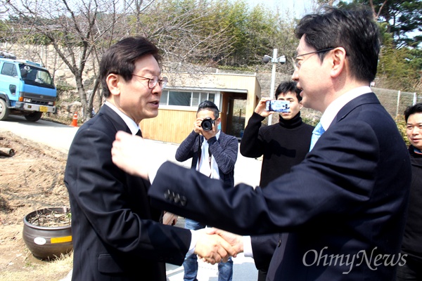 더불어민주당 이재명 경기지사 예비후보와 김경수 국화의원이 24일 오후 봉하마을에서 만나 인사를 나누고 있다.