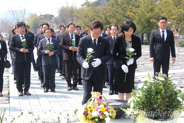 더불어민주당 이재명 경기지사 예비후보 부부가 24일 오후 봉하마을을 찾아 고 노무현 전 대통령 묘소를 참배했다.