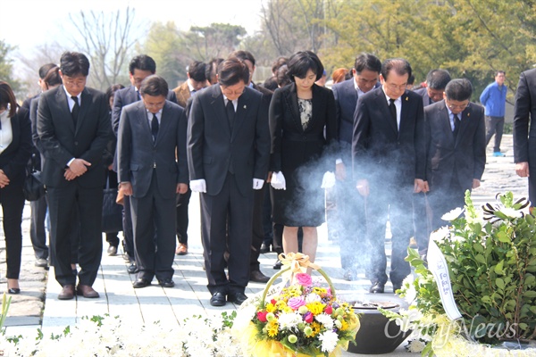 더불어민주당 이재명 경기지사 예비후보 부부가 24일 오후 봉하마을을 찾아 고 노무현 전 대통령 묘소를 참배했다.