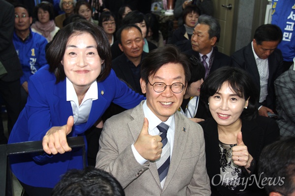 더불어민주당 이재명 경기도지사 예비후보와 부인 김혜경씨가 24일 오후 창원을 방문해, 한은정 창원시의원의 사무소 개소식에 함께 했다.