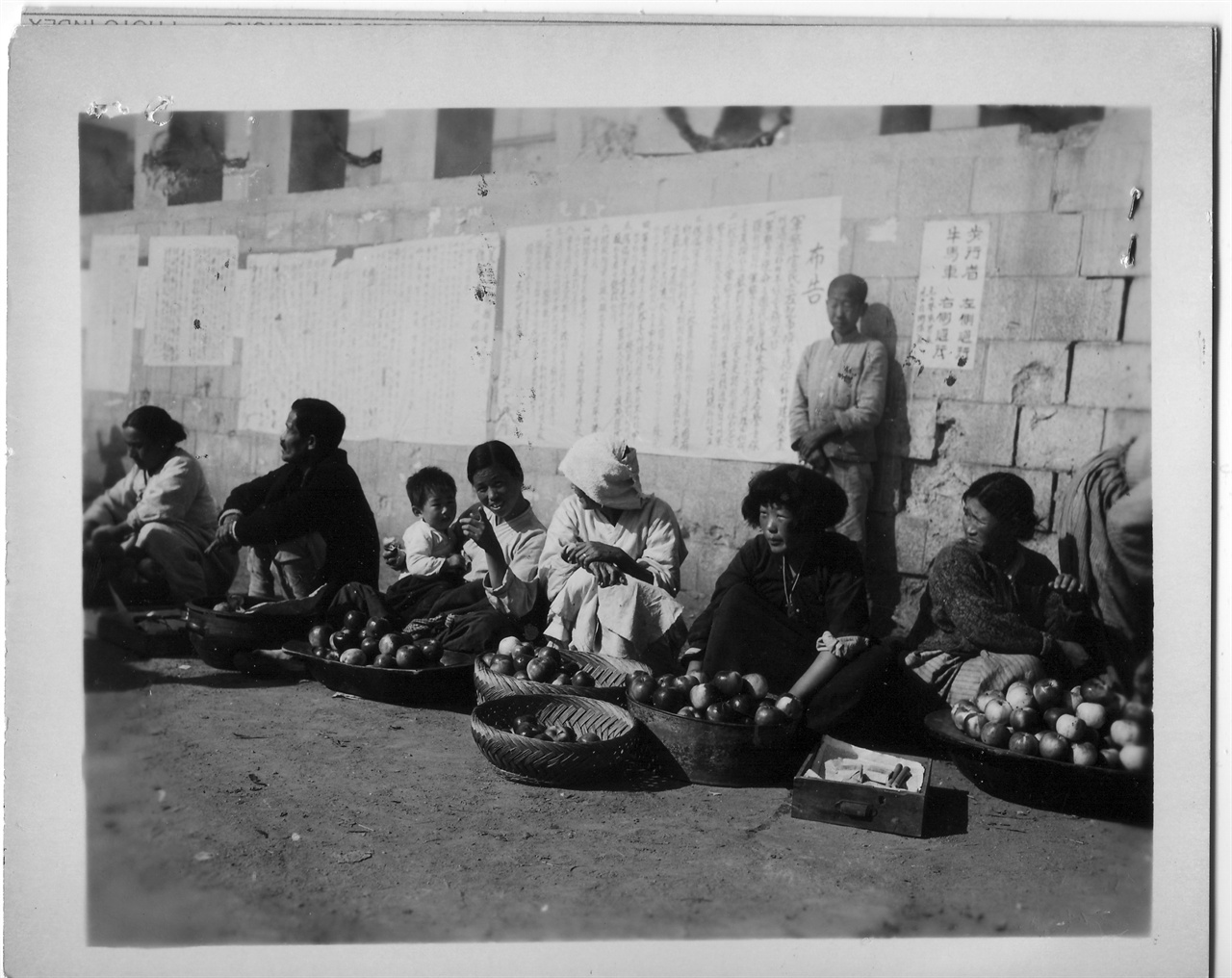1950. 11. 1. 원산, 노점 과일가게로 바구니에 사과를 담아 팔고 있다. 