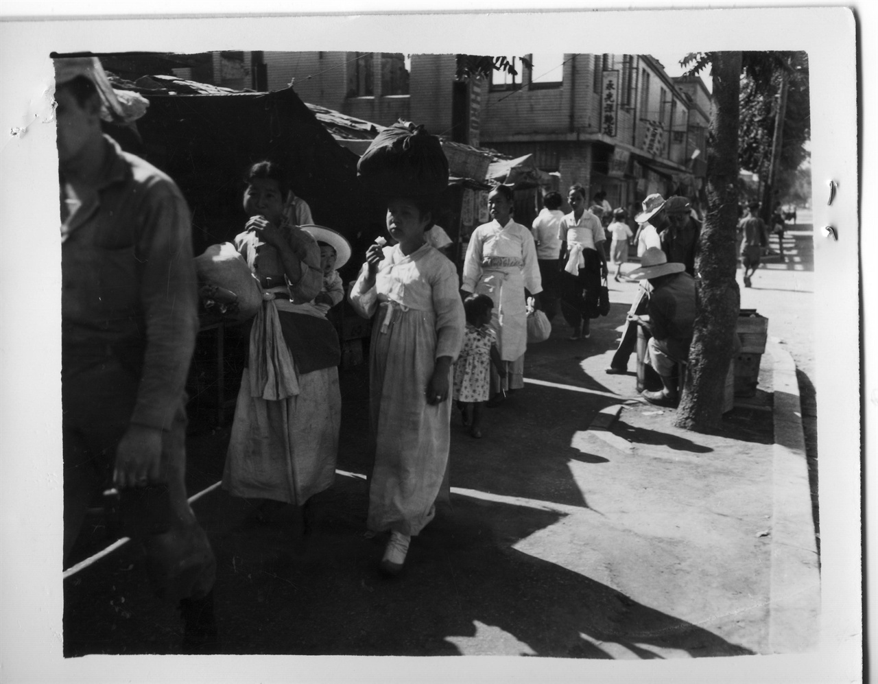 1952. 8. 3. 서울, 장꾼들이 영등포시장을 지나고 있다.
