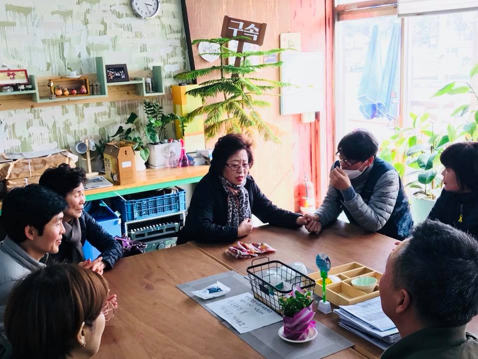 지난 3월 24일, 용산참사 유가족들과 생존철거민들이 24일차 단식중인 쌍용차 해고노동자 김득중 지부장을 만났다.