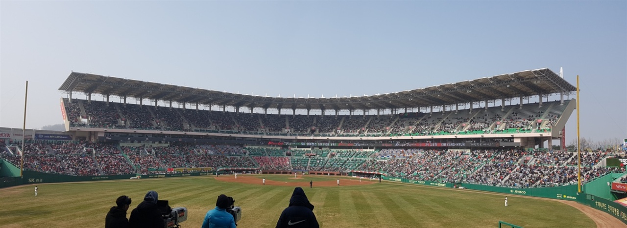 미세먼저로 덮인 야구장 지난 25일 롯데-SK전이 열린 인천 SK 행복드림구장. 2만명이 넘는 관중과 양 팀 선수들은 약 3시간 동안 미세먼지에 노출돼야만 했다.
