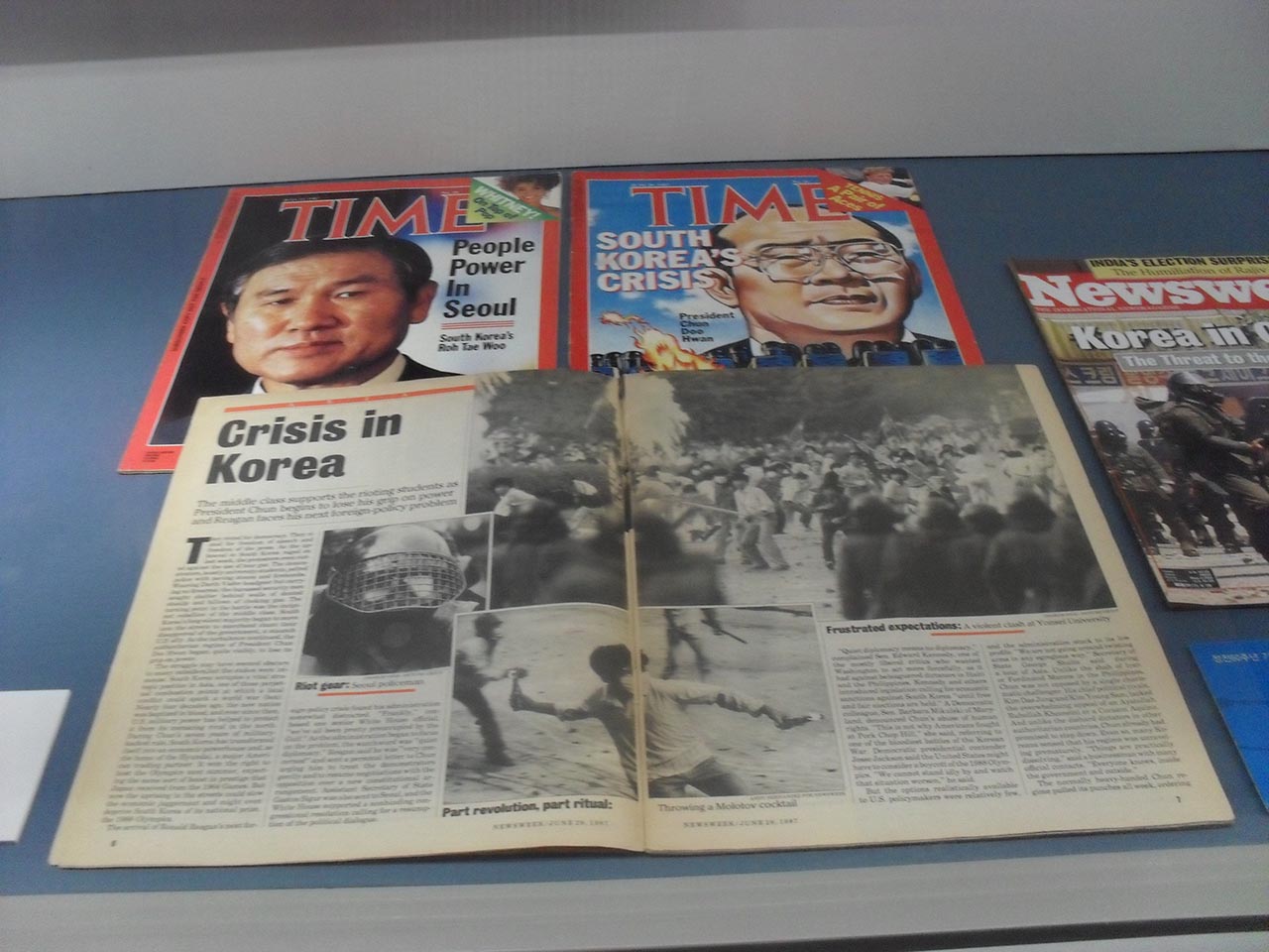 1987년을 전후한 한국의 정치 위기와 노태우·전두환 정권을 다룬 <타임> 기사. 서울 광화문광장 동편의 대한민국역사박물관에서 찍은 사진.